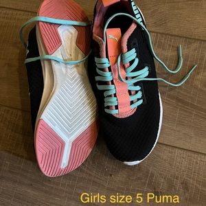 Size 5 Puma shoes. Good condition.
